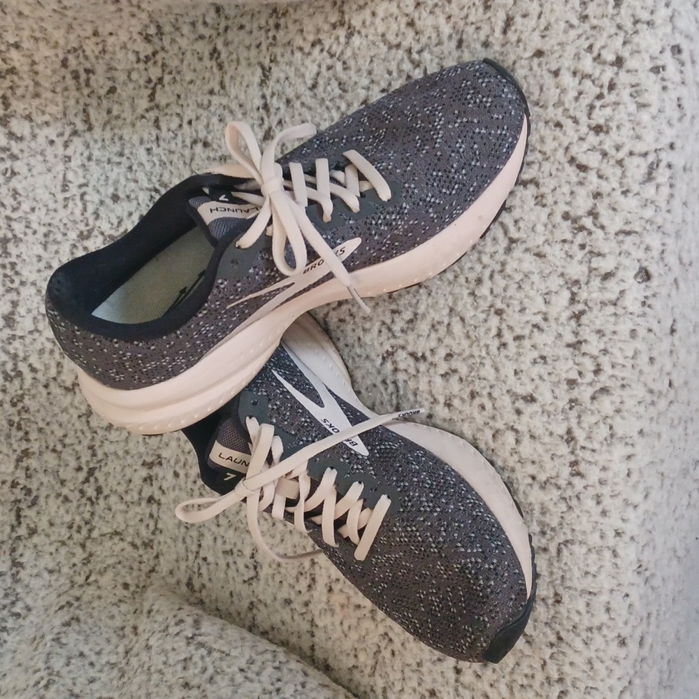 Brooks size 8 tennis shoes